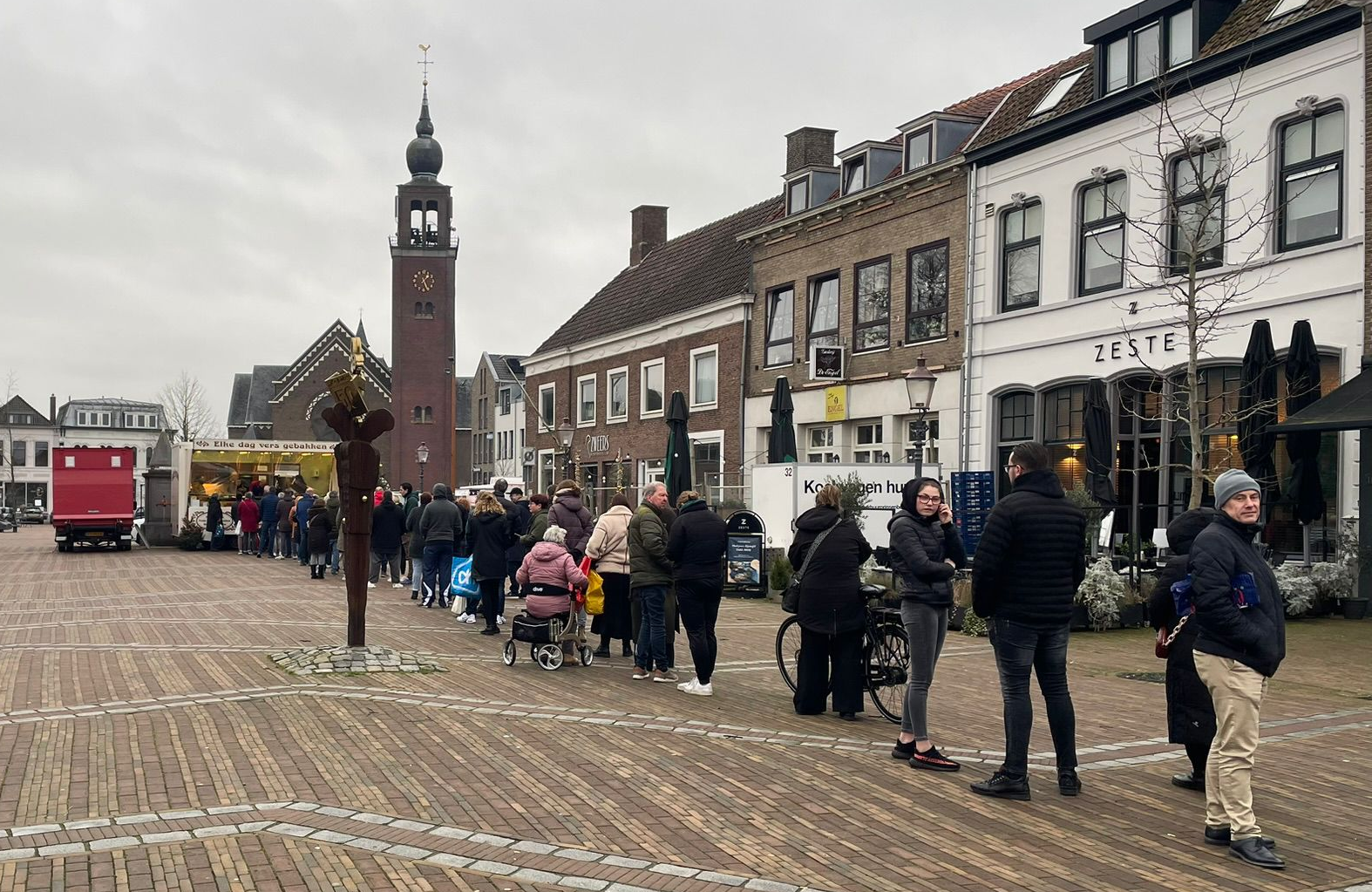 Rij voor de kraam met mensen